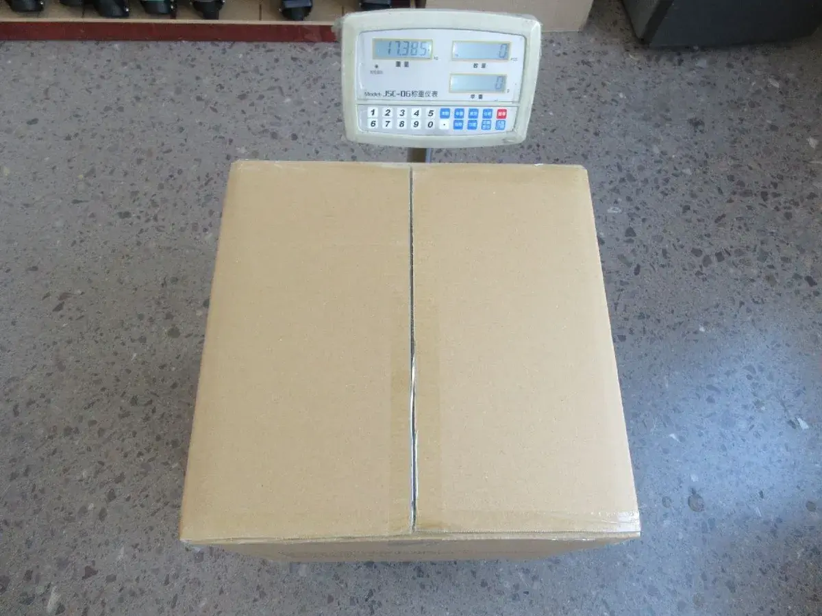 Carton weight checked during a pre-shipment inspection.