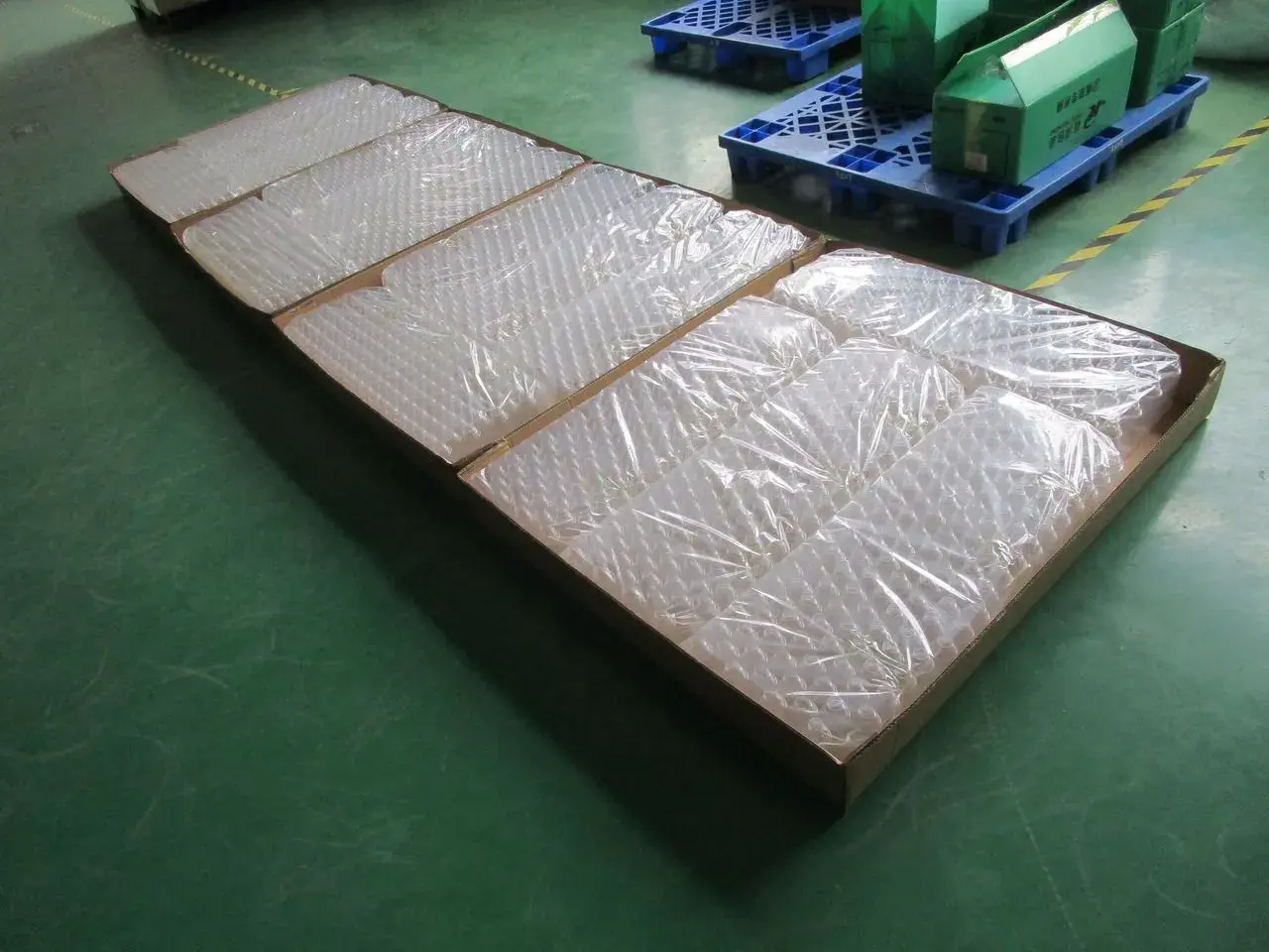 Materiales de embalaje y cajas revisados antes de aprobar el envío.