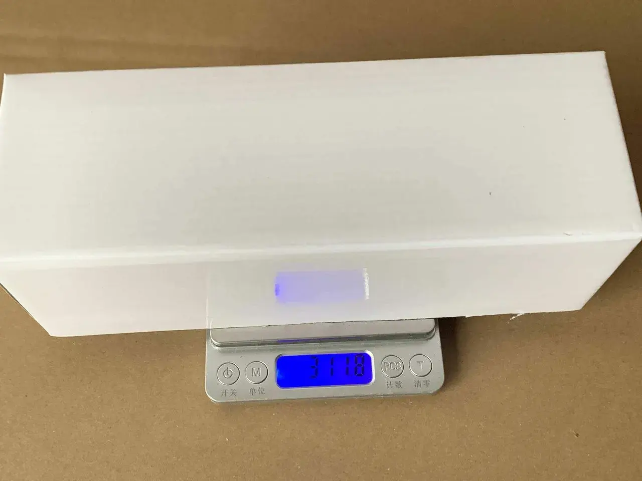Muestra de producto pesada durante una inspección de control de calidad.