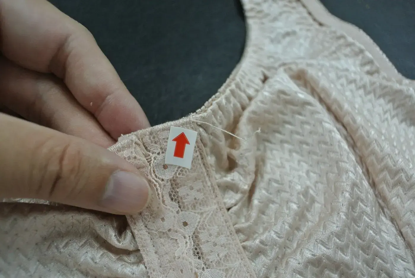 Defecto textil marcado durante una inspección previa al envío fallida.