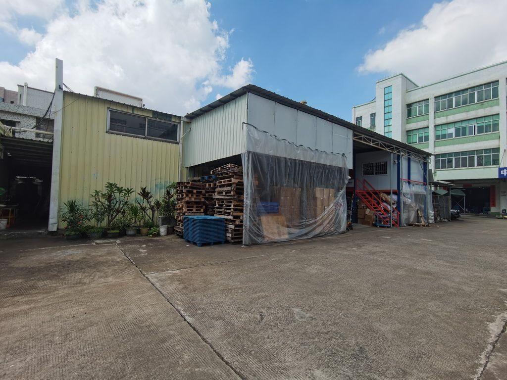 Une cour d'usine et une zone de chargement en Chine.