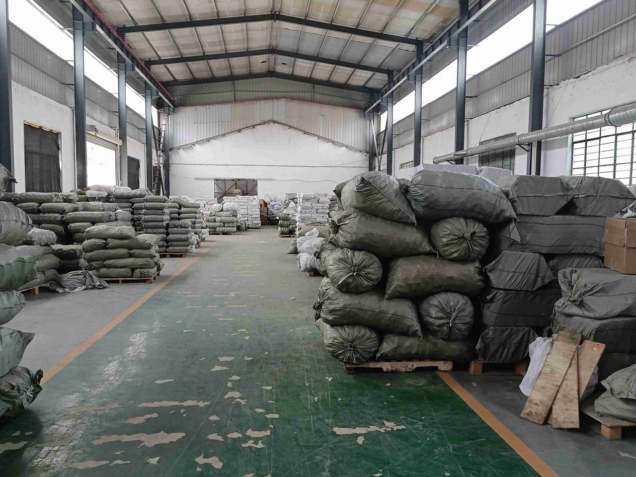 Des marchandises preparees sur un atelier en Inde.