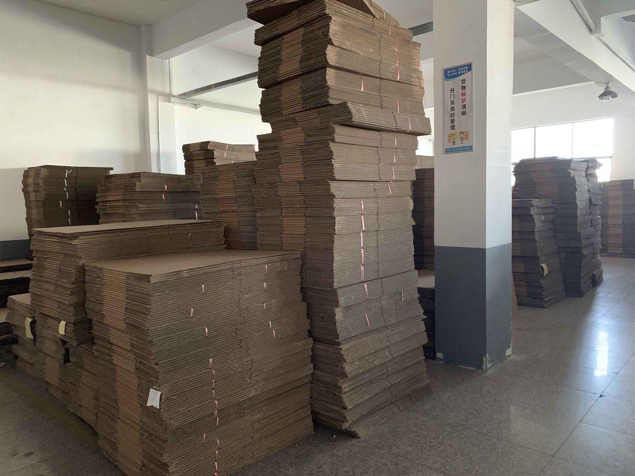 Des cartons empiles prepares dans un entrepot au Vietnam.
