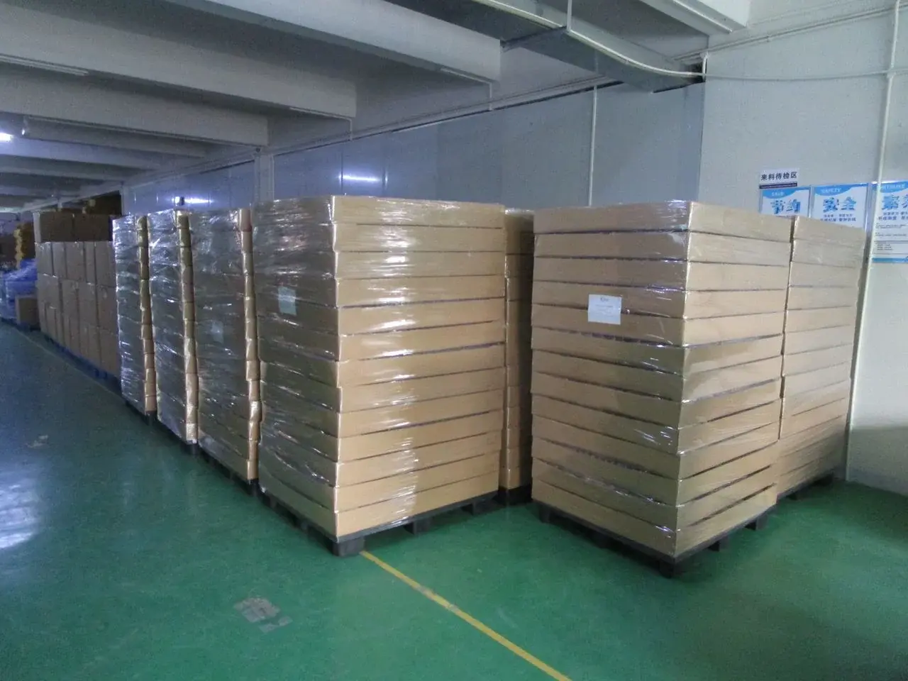 Cartons préparés pour le chargement et rattachés au lot d'expédition.