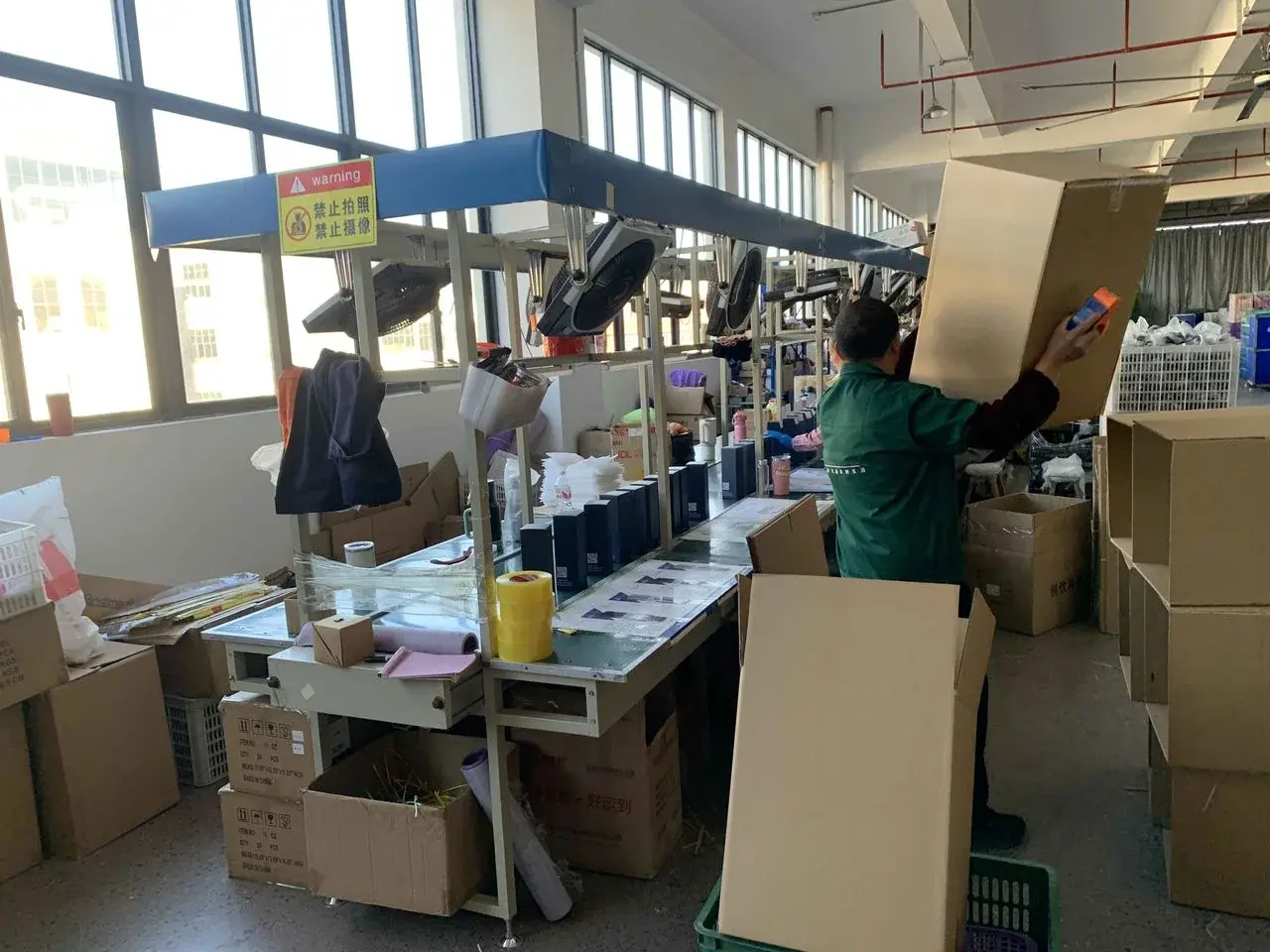 Zone d'emballage controlee avant le passage des produits a l'etape de chargement.