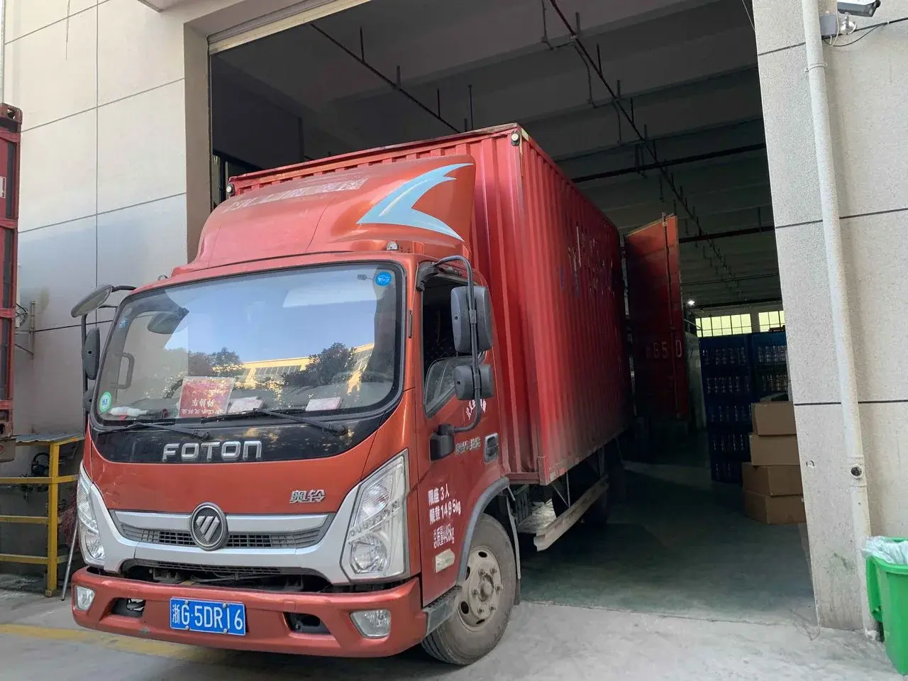 Chargement du camion observe pour verifier la methode de chargement et les conditions de manutention.