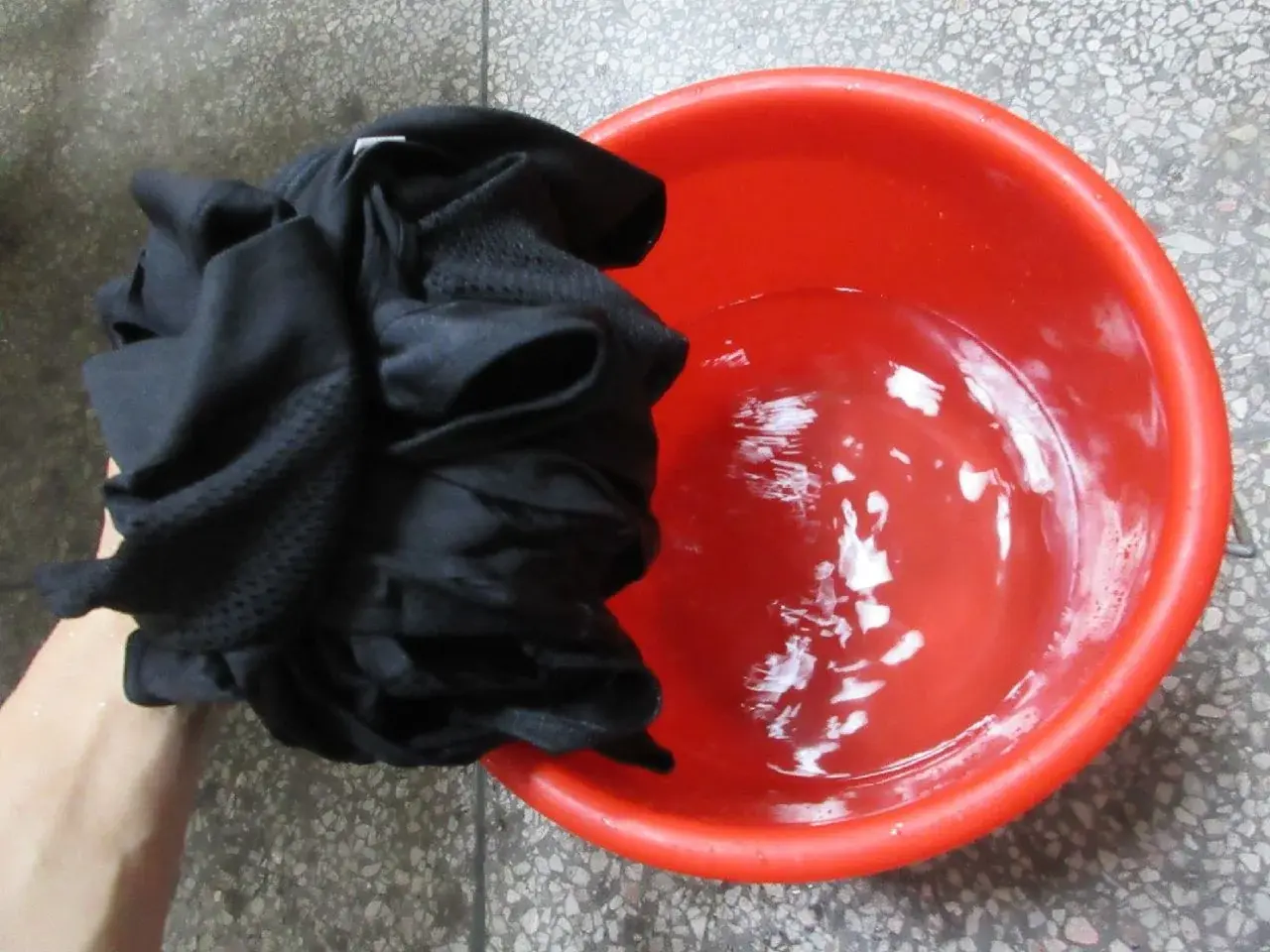 Prueba humeda de solidez del color realizada sobre el producto durante la produccion.