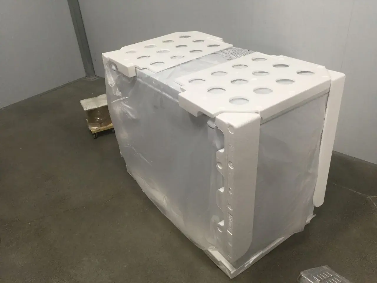 Componentes de embalaje revisados durante la etapa inicial de produccion.