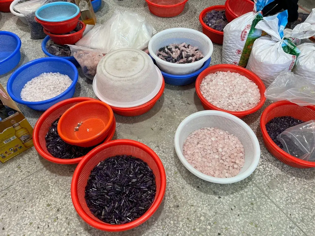 Diferentes materiales de piedra revisados antes del arranque de la produccion.