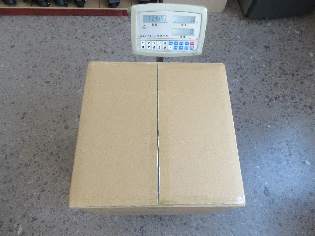 Peso de carton verificado para confirmar la precision del empaque antes de liberar el envio.