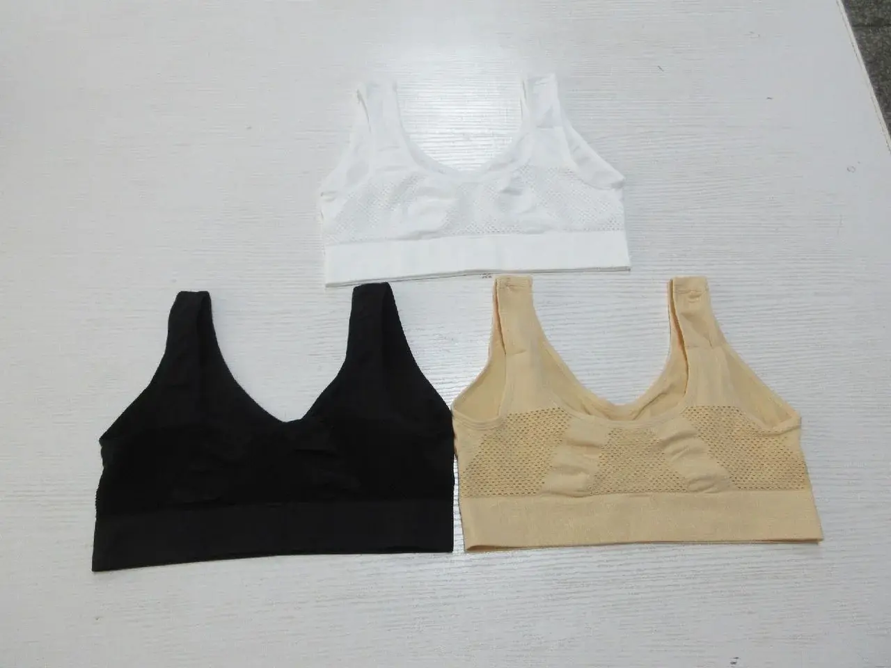 Contrôle d'assortiment comparant les variantes produit dans le lot d'expédition.