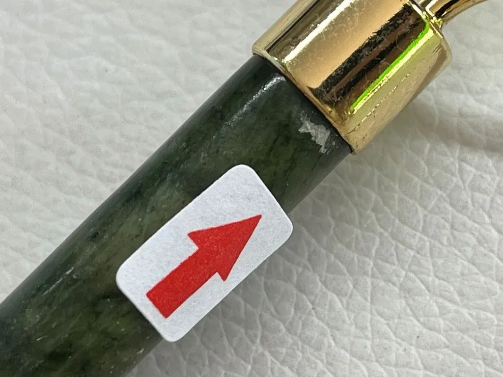 Controle defaut produit montrant une petite fissure sur la surface de l'article.