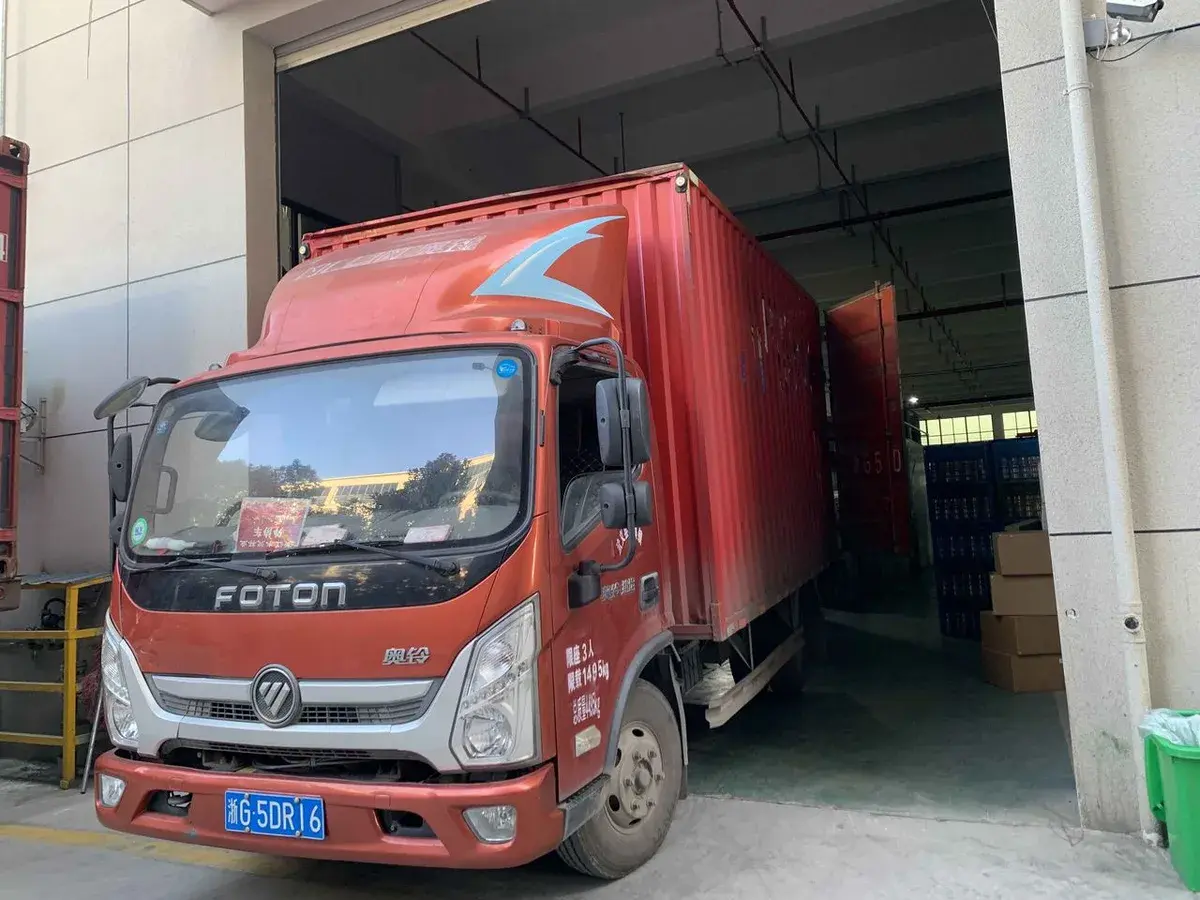 Truck loading supervision photo during container loading control