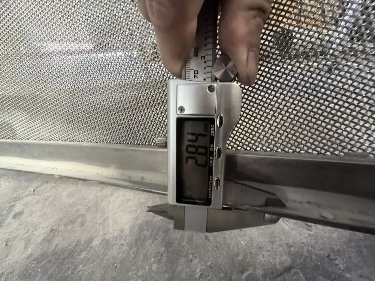 Contrôle dimensionnel indépendant au pied à coulisse numérique pendant une inspection produit.