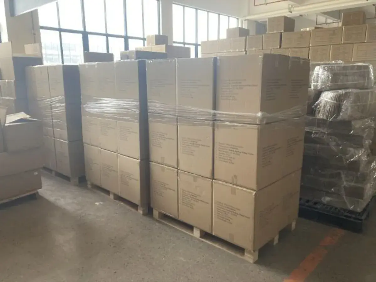Cartons export finis, emballés et prêts pour une inspection avant expédition et avant le paiement final.