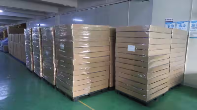 Pallets de exportación embalados en almacén en China antes de una inspección previa al envío.